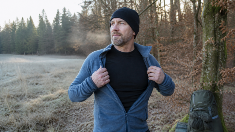 Outdoor-Baselayer unter einer Fleecejacke an einem kalten Waldmorgen