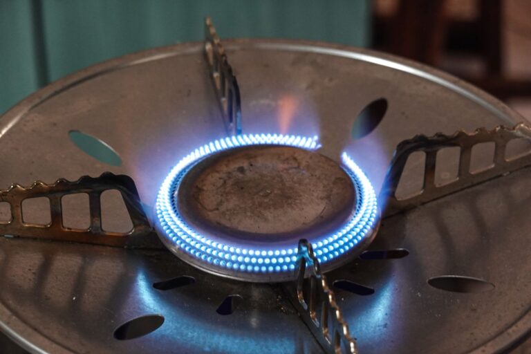Blaue Gasflamme an einem Brenner, typische Quelle für Kohlenmonoxid
