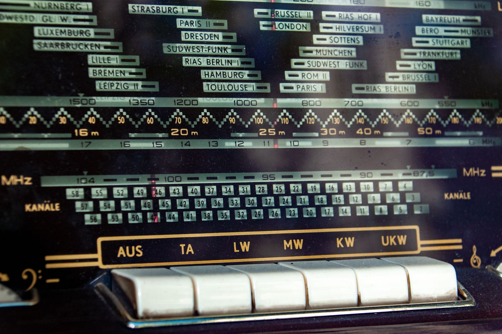 Nahaufnahme einer Radioskala mit UKW-Frequenzen und Sendernamen