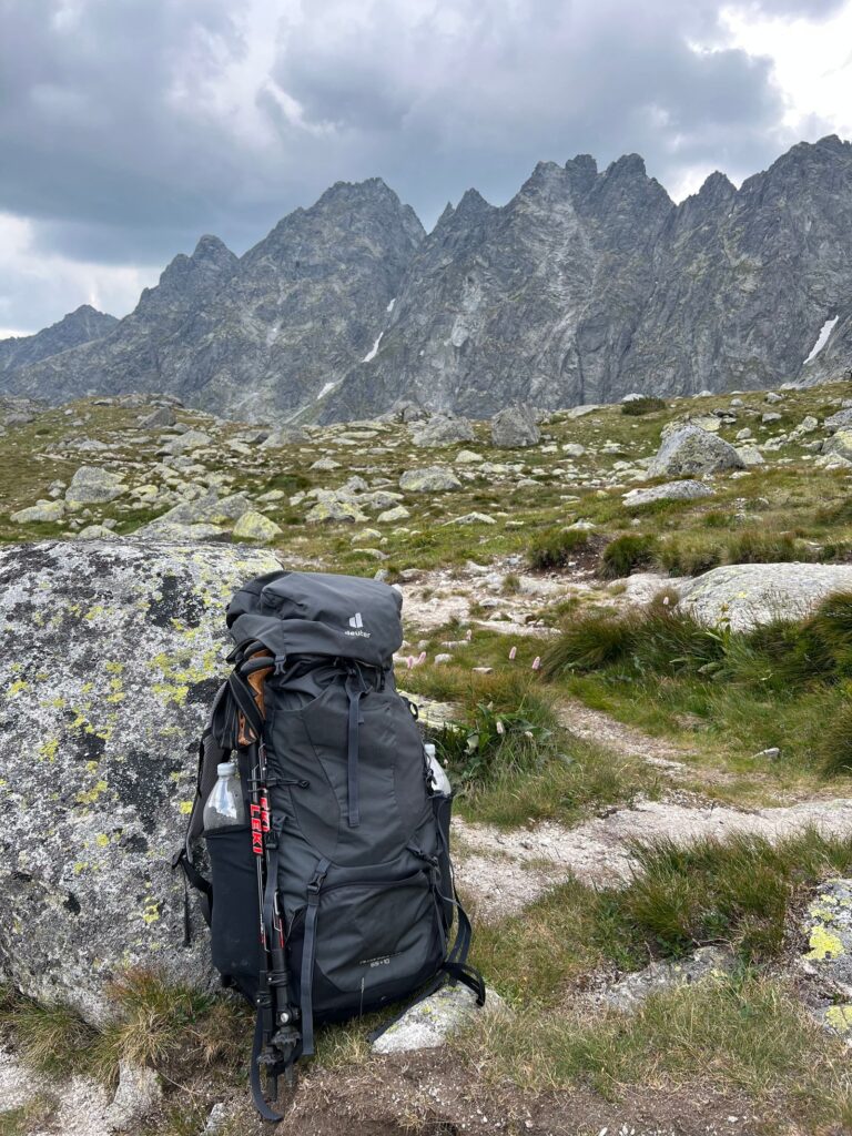 Wanderrucksack auf felsigem Untergrund im Gebirge