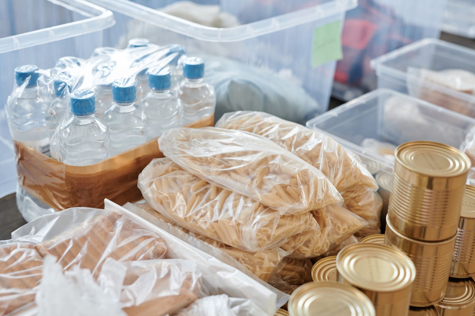 Wasserflaschen und Vorräte in Aufbewahrungsboxen als Notvorrat